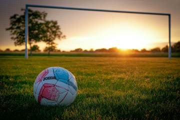 倘若C罗真的挥别绿茵，足坛那束永恒燃烧的光焰，是否将悄然黯淡？（配图示意）